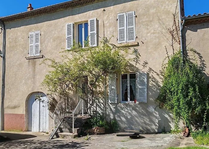 Grande Maison Au Calme, Campagne Et Nature 10 Pers Holiday home Aubiat